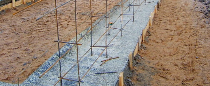 Расчет арматуры для армирования ленточного монолитного фундамента под дом,  как рассчитать количество бетона и опалубки на прочность - на zwsoft.ru
